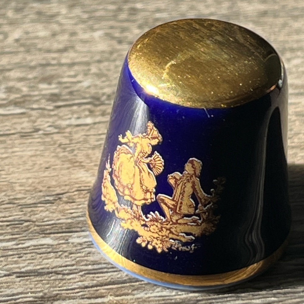 LIMOGES CASTEL THIMBLE 'Fragonard' Courting Couples Gilt on Cobalt Blue FRANCE